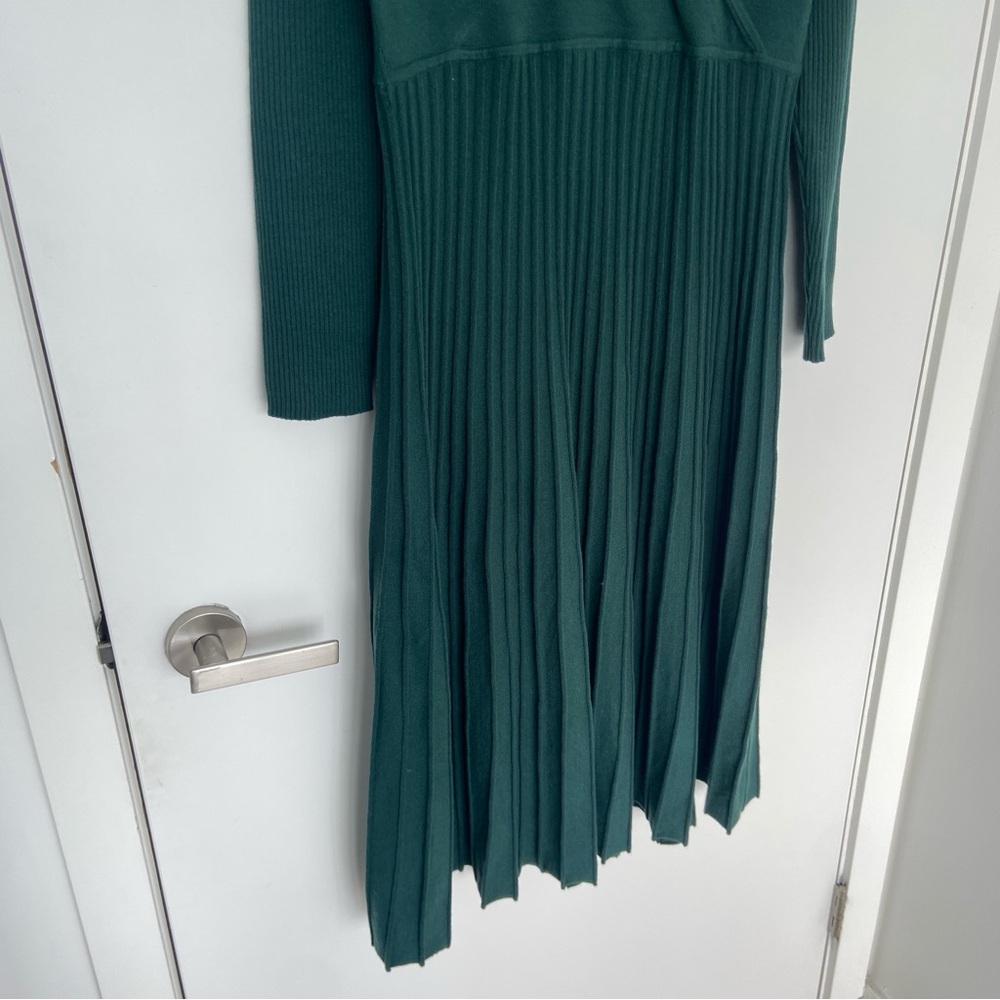 NEWSHOWS DEEP GREEN WRAP STYLE SURPLICE KNIT DRESS WITH PLEATED STYLE SKIRT, XL - Picture 6 of 11